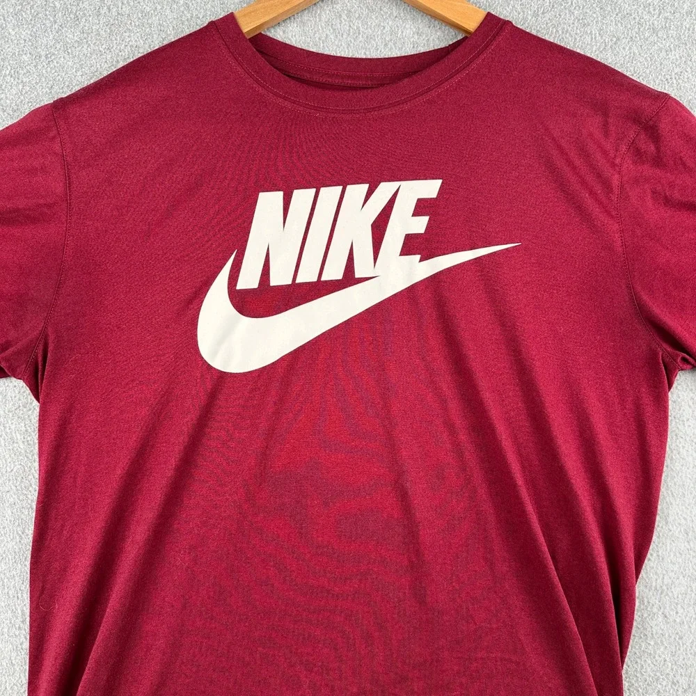 Nike T-Shirt Mens Medium Red The Nike Tee Athletic Cut Dri-Fit Graphic Swoosh